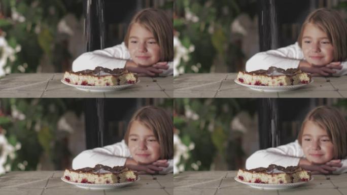 在蛋糕上撒糖，背景是一个不耐烦的女孩