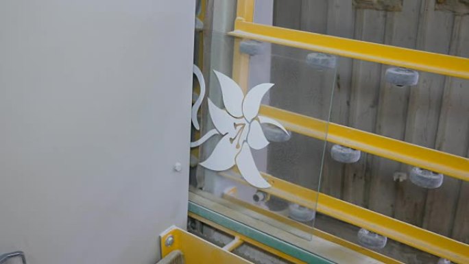 在玻璃上施加图案的特殊机器的工作。