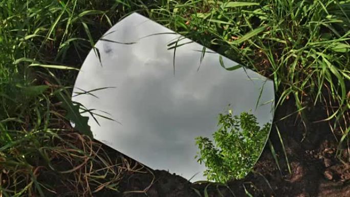 自然背景下镜子中天空的时间流逝