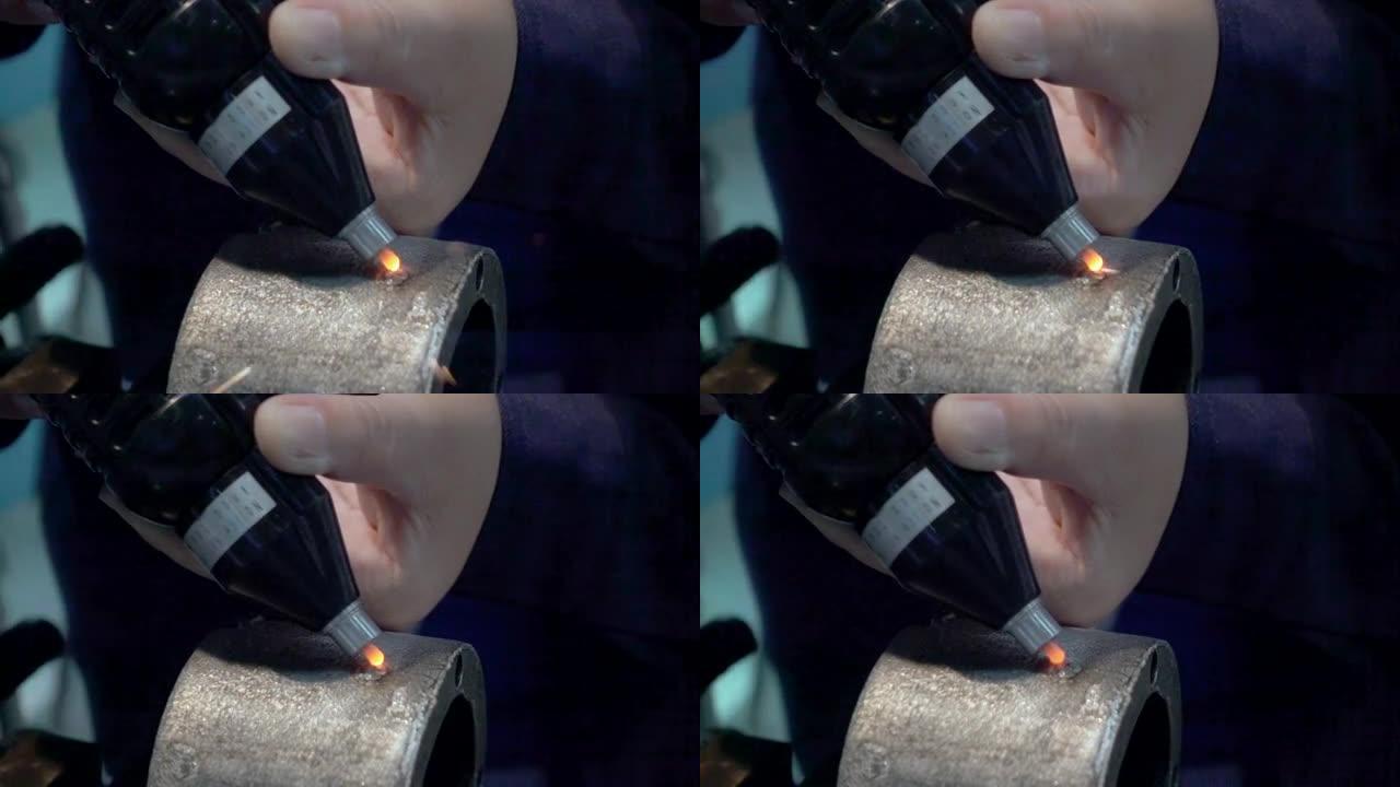 SLO MO焊炬产生闪亮的火花和气体。