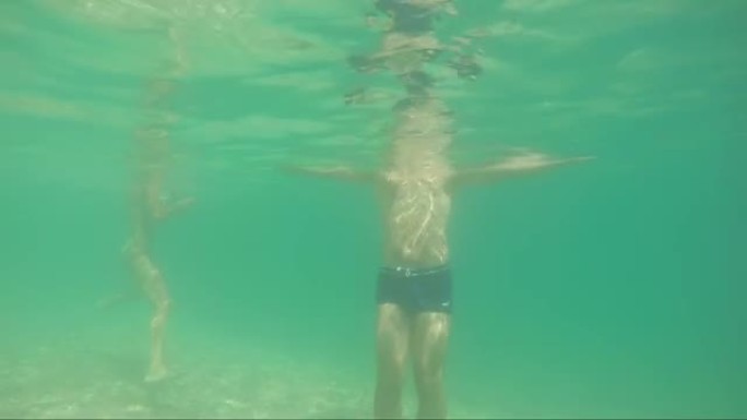 人们在海中玩耍的水下视频