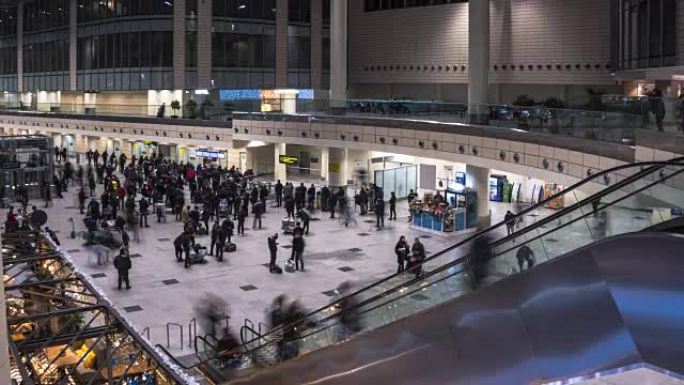 机场到达区的乘客和迎宾员，时间流逝