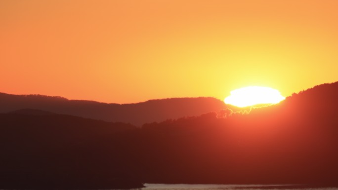 太阳从山里升起的延时画面