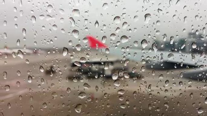 带雨滴的飞机窗户