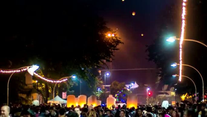 泰国易鹏节，人们在风景桥上放飞灯笼