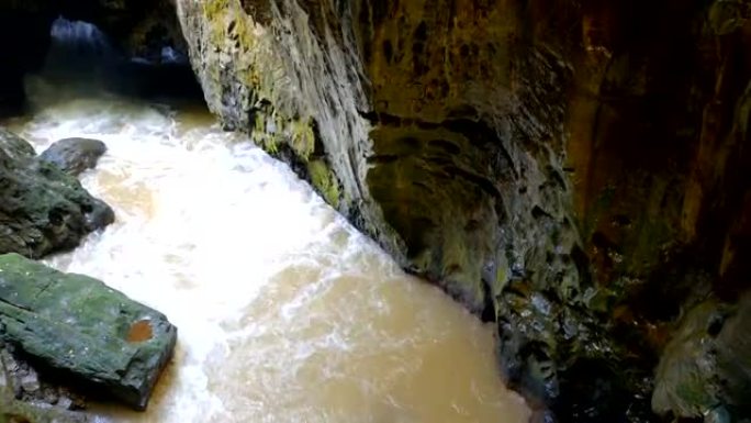 中国河流进入大洞穴的宁静场景