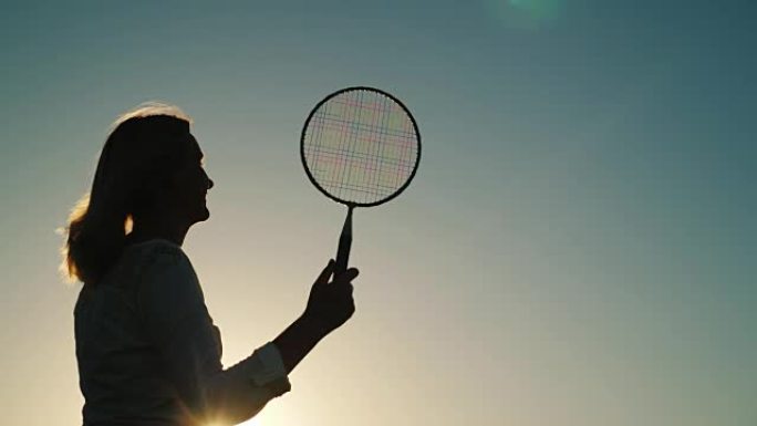 活跃暑假-打羽毛球的女人，阳光下的剪影
