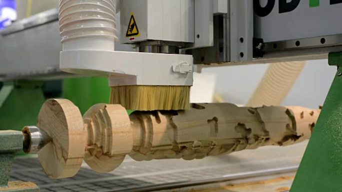 现代数控加工中心，用于铣削木制产品