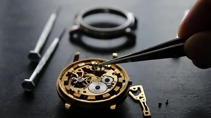 钟表匠正在修理一种机械表