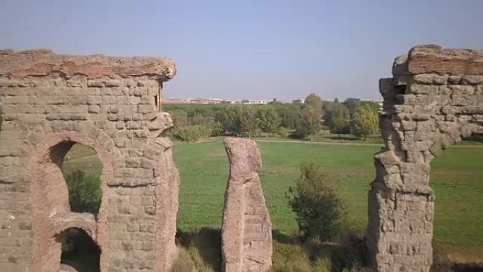 从上面看视频。古罗马渡槽的鸟瞰图。古老的废墟被意大利罗马的绿色公园 (Parco degli Acq