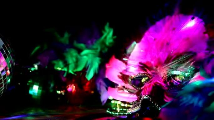 狂欢节，里约狂欢节面具和彩色珠子和羽毛装饰。