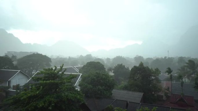 在老挝万旺的观景南松河的Rainny day。