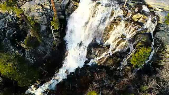 空中无人驾驶飞机俯视在加利福尼亚州太浩湖瀑布的悬崖上滚落的鹰瀑布边缘