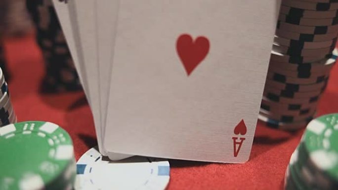 扑克筹码上的四张王牌。赌场里有筹码的扑克桌
