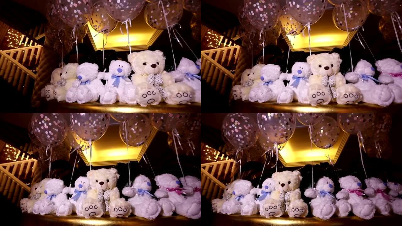 泰迪熊坐成一排，白色的泰迪熊，氦气球，可爱的泰迪熊，脖子上有蝴蝶，柔软的玩具，儿童生日的室内大厅，礼