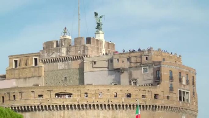 意大利罗马城堡要塞顶上的人