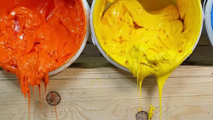 蓝色黄色橙色和红色印花t恤墨水从桶中流出