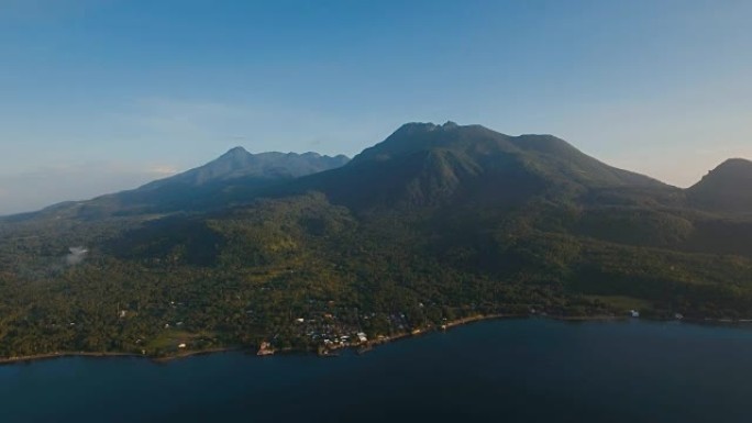 鸟瞰热带岛屿上美丽的海岸线，火山沙滩。菲律宾卡米金岛