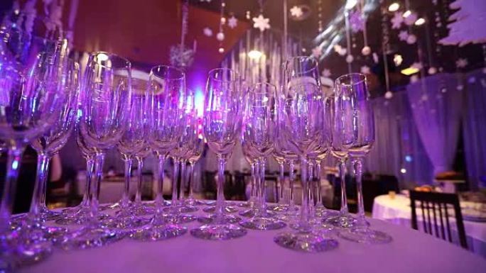 餐厅大厅自助餐桌上的香槟空杯，自助餐桌，餐厅内部，香槟酒杯