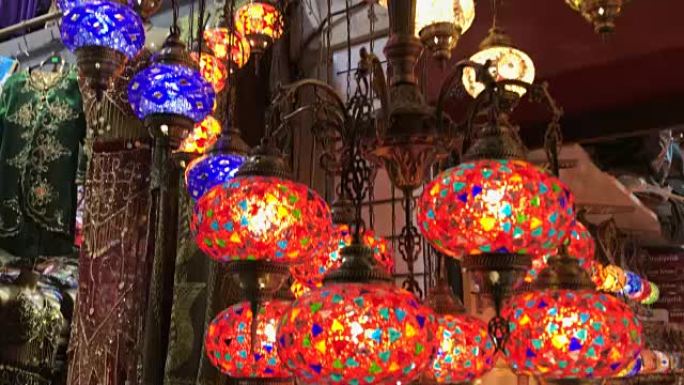 伊斯坦布尔大巴扎的彩色土耳其灯笼