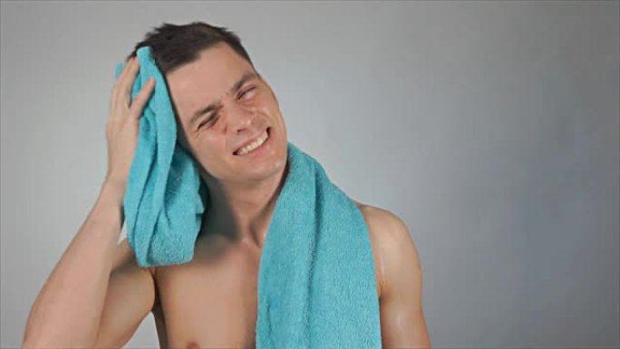 性感的湿家伙擦了蓝色的毛巾。淋浴。