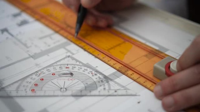 工程师用铅笔和尺子在描图纸上绘制几何形状
