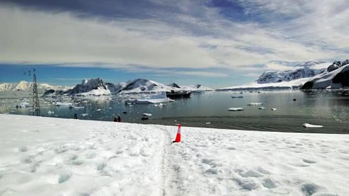 旅行者在南极洲的雪山中徒步旅行