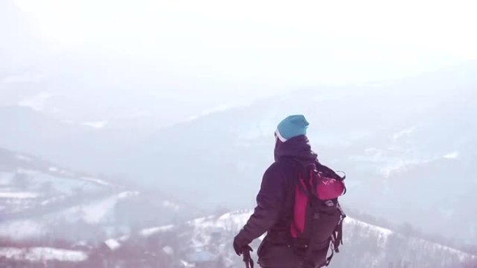 背着背包在山上徒步旅行的人。寒冷的天气，山上下雪。冬季徒步旅行。