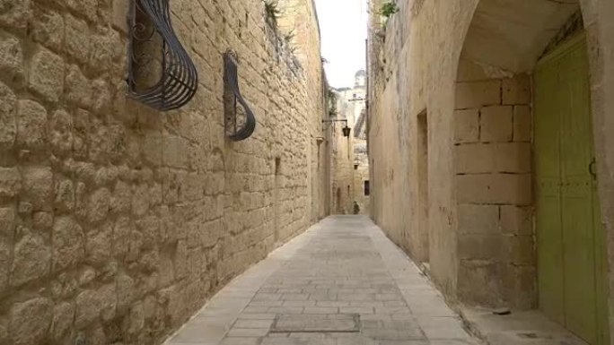 沿着马耳他老姆迪纳的中世纪街道行走。姆迪纳是马耳他最受欢迎的旅游目的地。