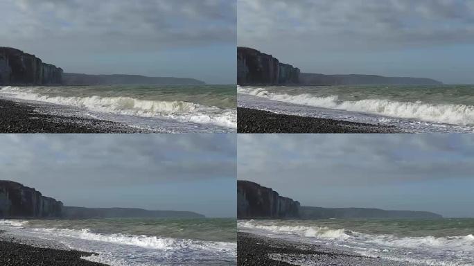 诺曼底海上和悬崖上的海浪。海滩上的天蓝色水和泡沫。在法国北部度假。行动。实时视频，天。