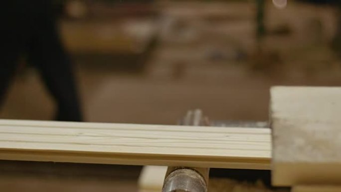 锯木厂的木板滑出木匠接合机
