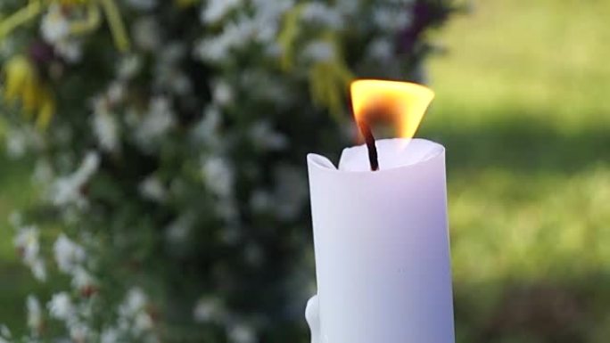 白色的蜡烛燃烧时会融化