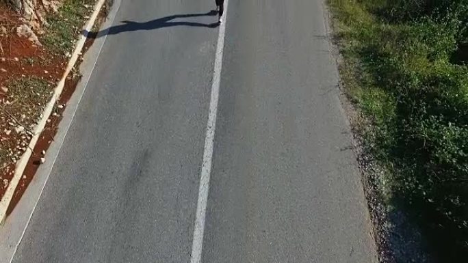 在开阔的乡村道路上跑步的健身女子的户外镜头