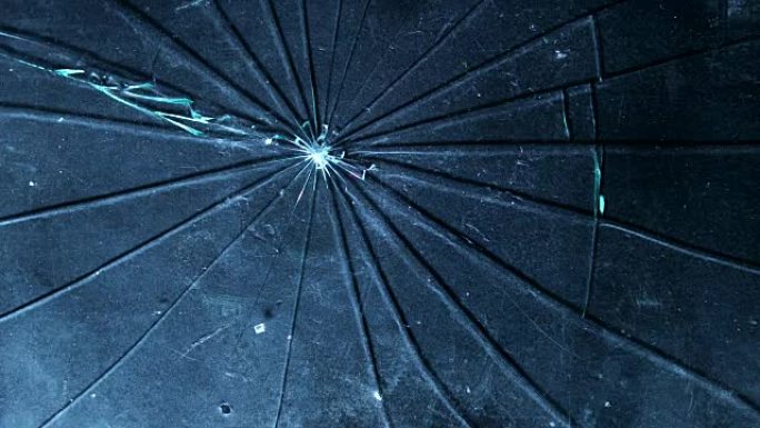 用锤子打碎玻璃屏幕。在4k的垃圾背景上打破和破解屏幕