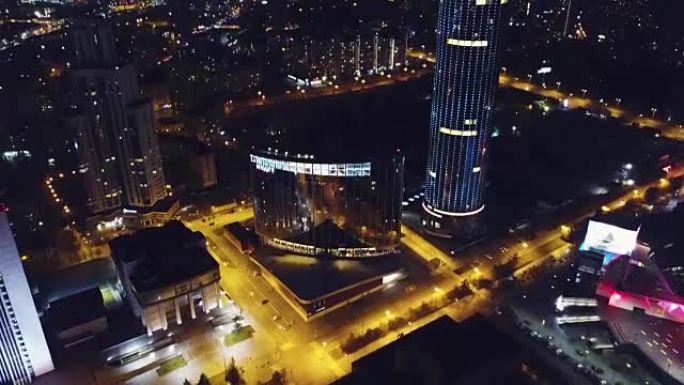 梦幻般的夜间天际线，有照明的摩天大楼。视频。市中心的景色。色彩丰富的旅行背景