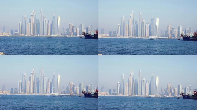 迪拜货船的景色。股票。迪拜附近水域的油轮。水运概念