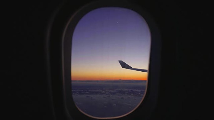 日落日出时的飞机窗口视图。客机航空航空公司飞行旅行