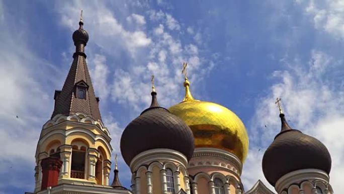 东正教教堂的圆顶和钟楼。