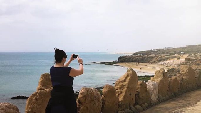 女人在富埃特文图拉岛度假时以真实的慢动作拍照的视频