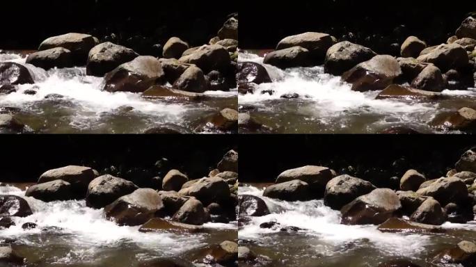 水从河上的岩石中涌出