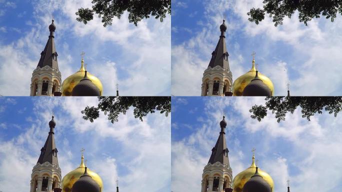 乌云密布的天空背景下的东正教圆顶