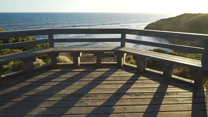 澳大利亚大洋路的阿蒂斯角海滩和了望台，日落时，稳定了多莉拍摄。