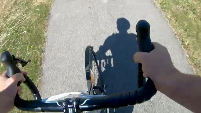 男子骑自行车驶向分叉路，并选择前进的道路