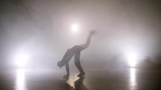 迷人的男孩在舞台上表演霹雳舞舞蹈技巧，同时试镜音乐视频剪辑