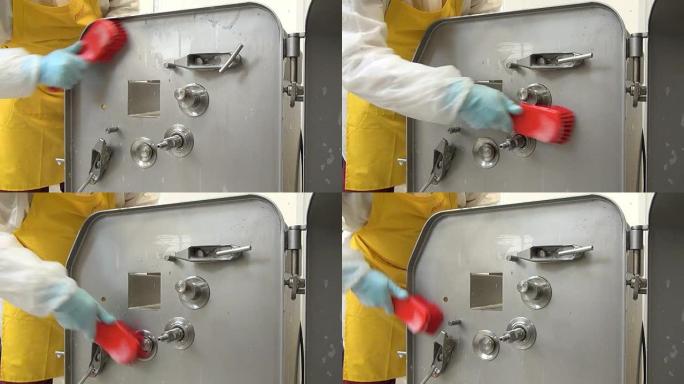 工厂专业工业绞肉机的清洗和洗涤。