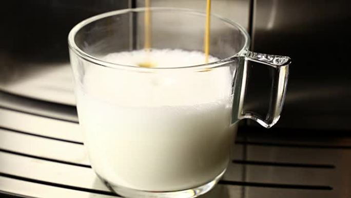 将浓缩咖啡添加到牛奶泡沫中，制成拿铁咖啡