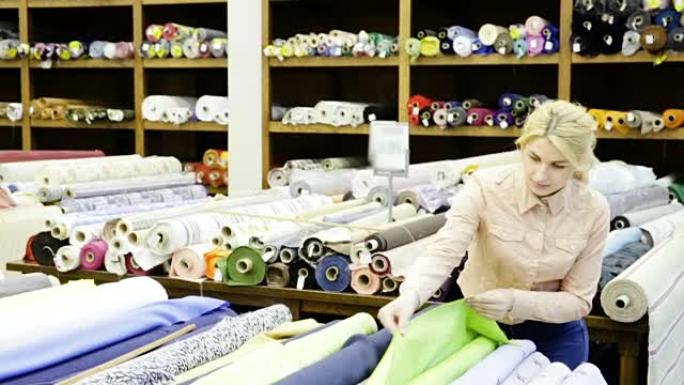 女人在布料店选择纺织品