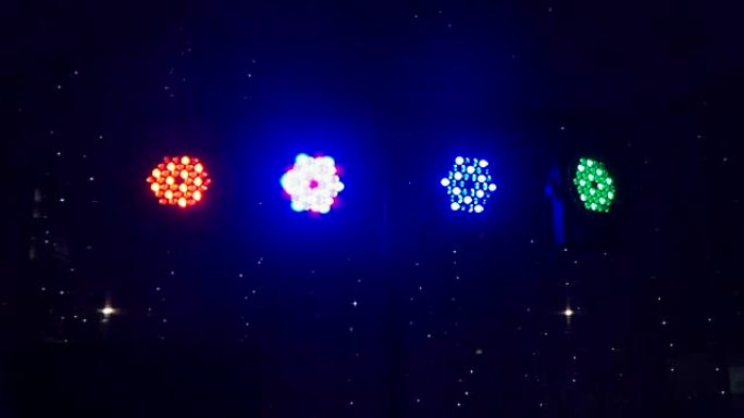 柜台上的五彩灯笼通过各种颜色传输