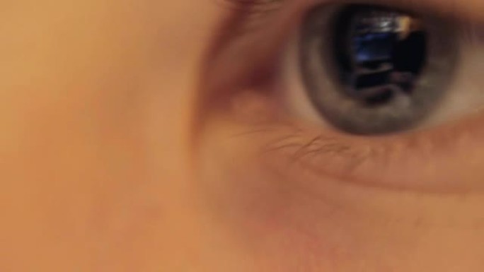 在孩子的眼睛中显示计算机