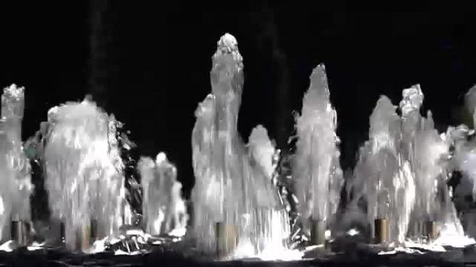 喷泉，迪拜带照明的喷泉，4K